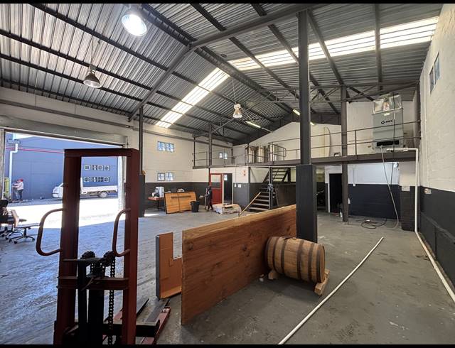 216M² WAREHOUSE TO LET IN EPPING INDUSTRIAL